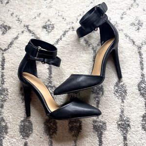 BRAND NEW Le Chateau Heels